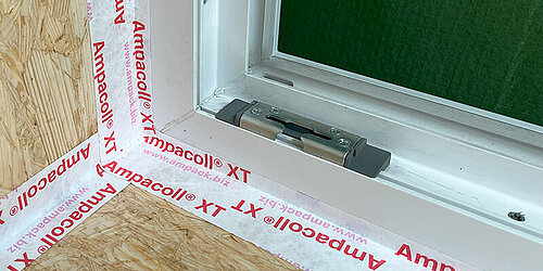 Anwendungsfoto: Ampacoll XT 12/48 FO, Acrylklebeband für innen und aussen, vorgefaltet