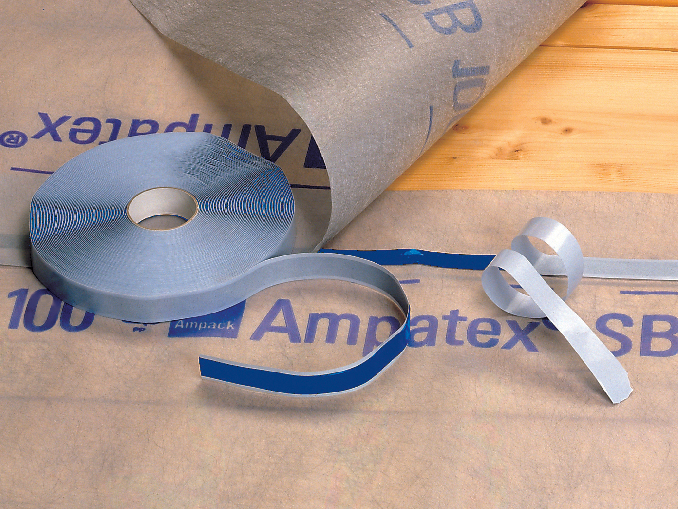 Application photo: Ampacoll BK 530 15 mm, double-sided butyl rubber strip