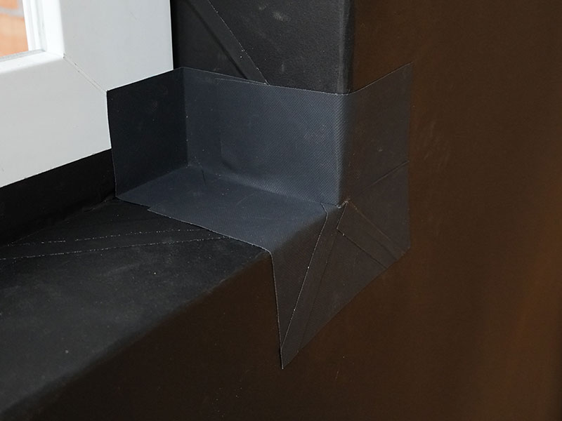 Anwendungsfoto: Ampacoll Cornerfix, selbstklebende Innen- und Aussenecken