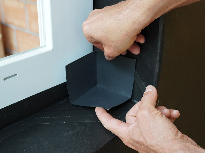 Anwendungsfoto: Ampacoll Cornerfix, selbstklebende Innen- und Aussenecken