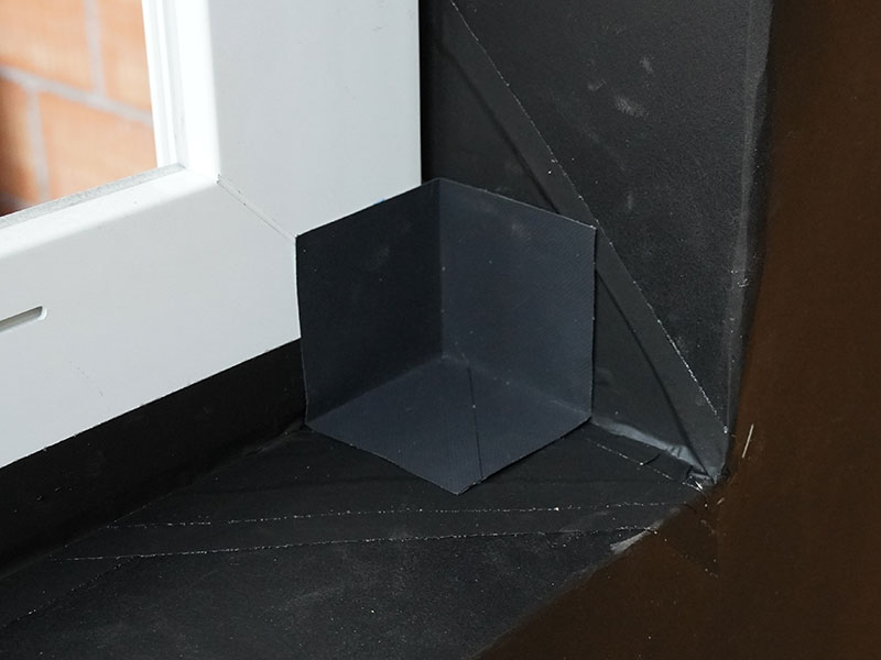 Anwendungsfoto: Ampacoll Cornerfix, selbstklebende Innen- und Aussenecken