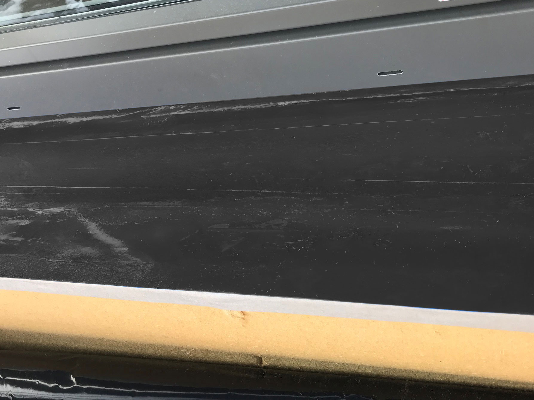 Photo d'application: Ampacoll Sillskin black, ruban en caoutchouc butyl pour couvertine et appuis de fenêtre