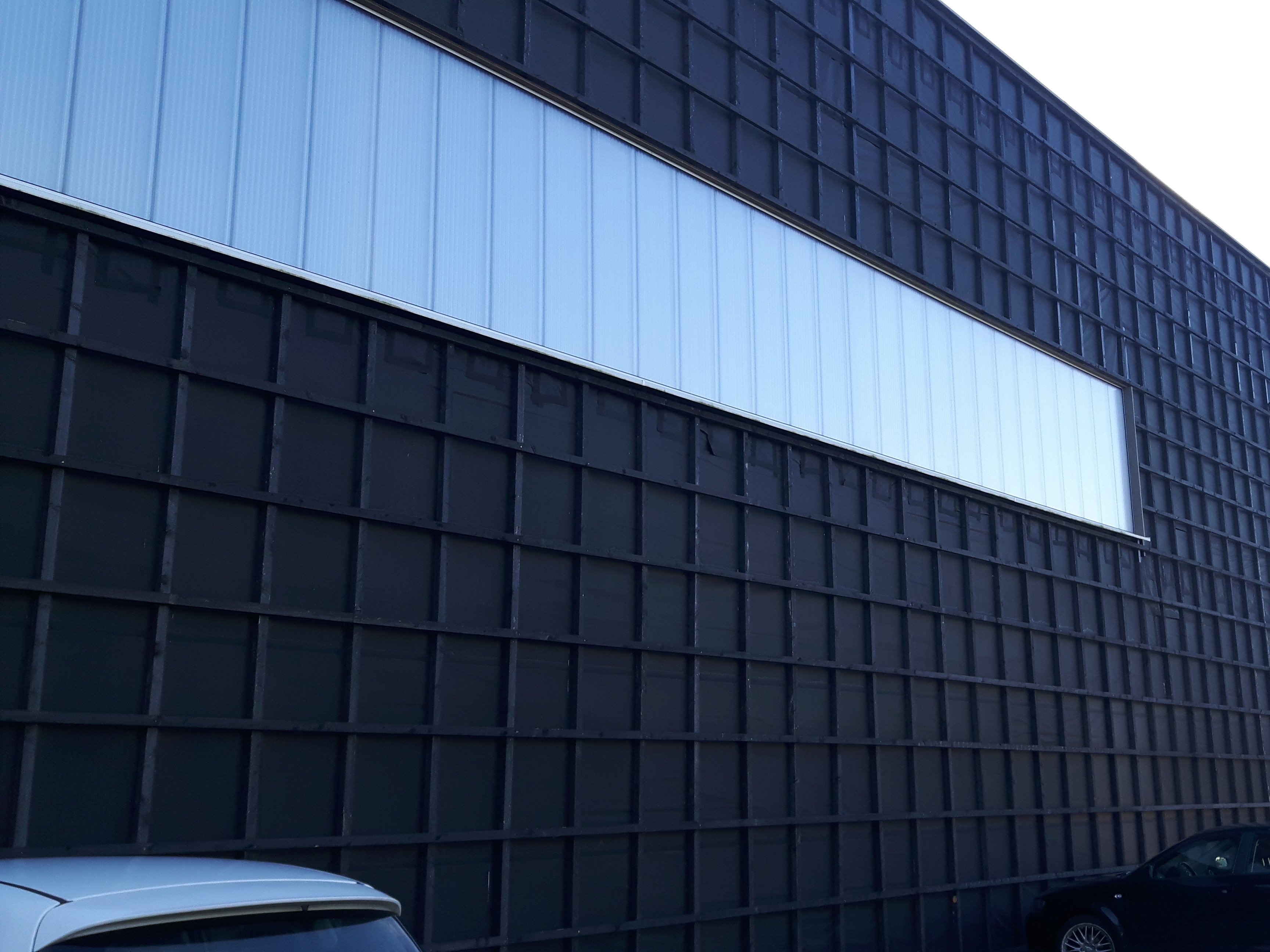 Application photo: Ampatop F black (plus), black wind seal for façades with open gaps